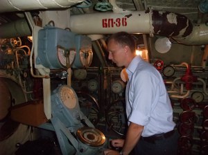 Jeg sjekker utstyret i den sovjetiske ubåten i Vladivostok