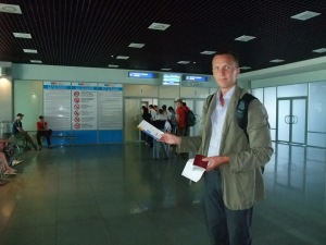 Jeg med flybilletten på flyplassen i Vladivostok