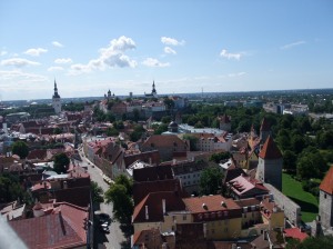 Utsikt mot gamlebyen fra St. Olavskirken i Tallinn, Estland