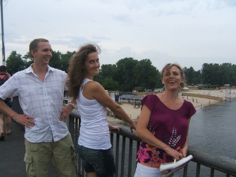 Trude og jeg med min neste dag blivende kone på broen i Hydropark, der mange gærninger hopper fra.