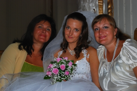 Olia med sin lille familie, mor og søster.